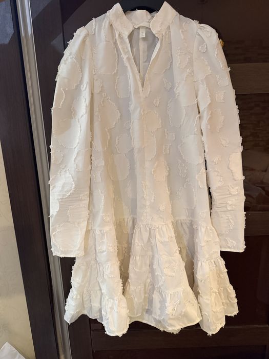 Бяла рокля от H&M