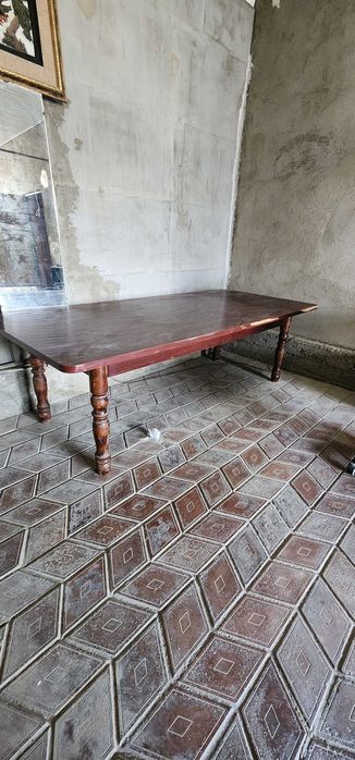 Стол для гостиной