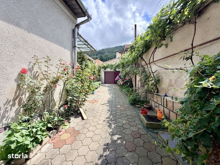 Casa locuibila imediat | 4 camere, garaj, beci si gradina | Zona Cinde