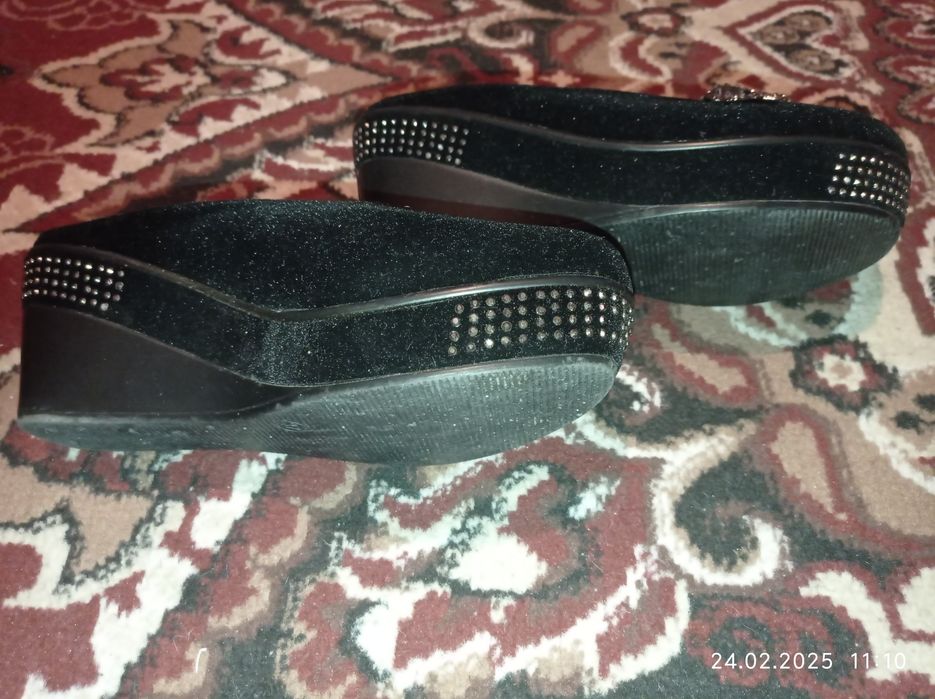 Zamshiviy holati yahshi, bir marta oyoqga kiyilgan. Sotaman.