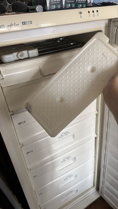 Голям вертикален фризер с чекмеджета и рафтове Snaigé