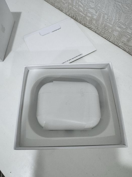 AirPods Pro 3    model: A3065  A3122