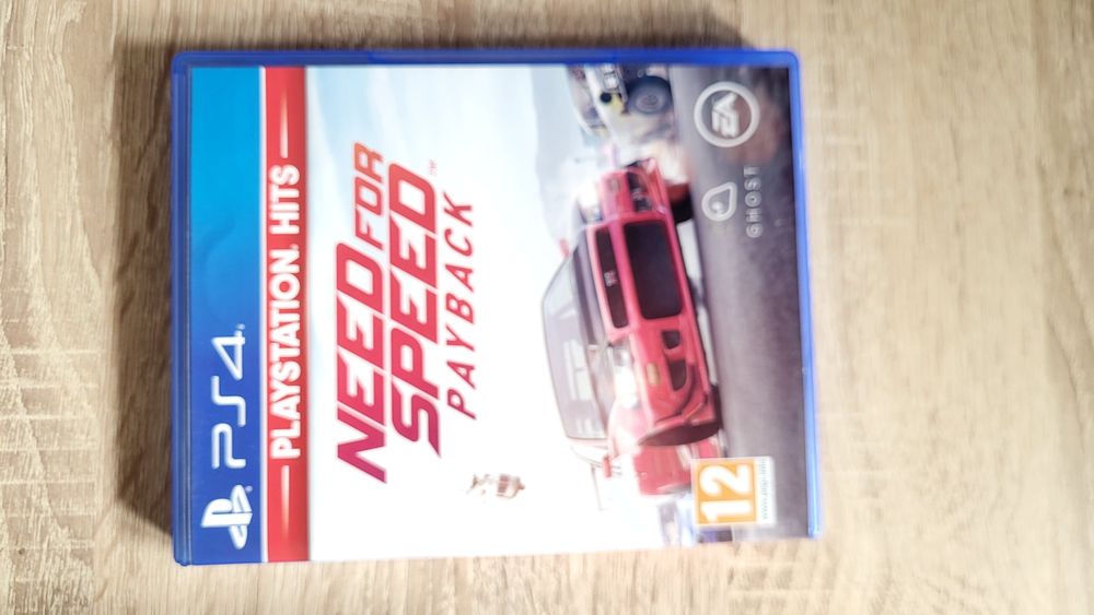 Playstation 4 1TB с 2 джойстика+5 игри подарък