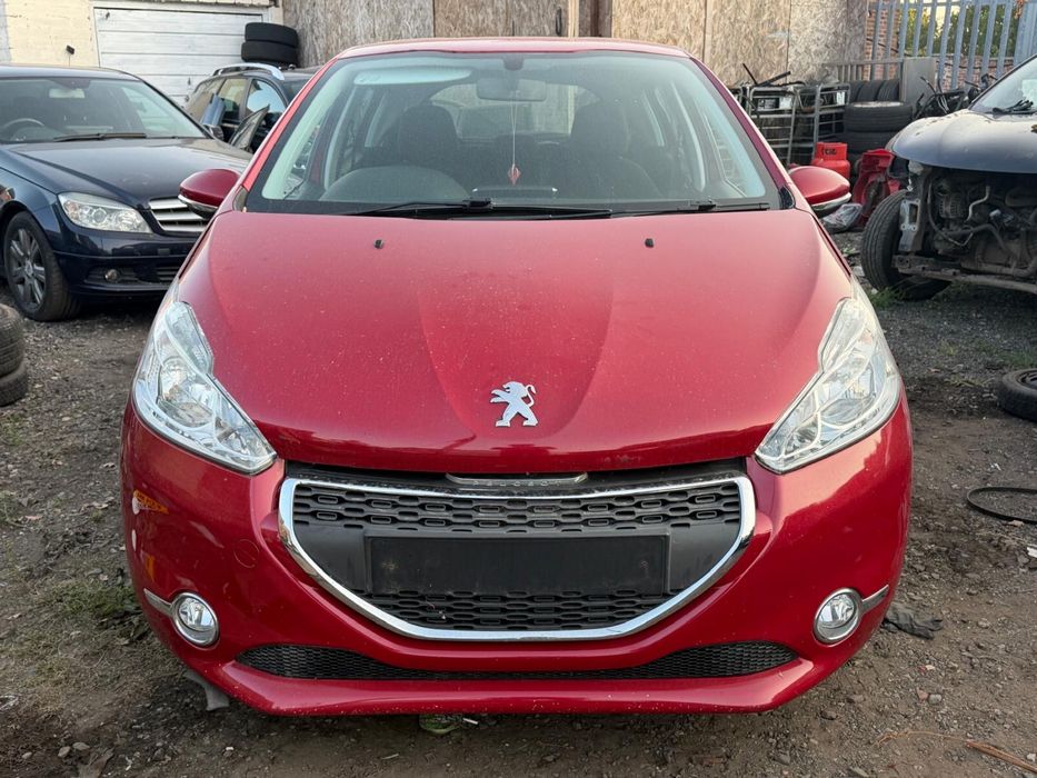 Dezmembrari Peugeot 208 capota, bara fata ,aripa stanga dreapta , far stanga dreapta , trager