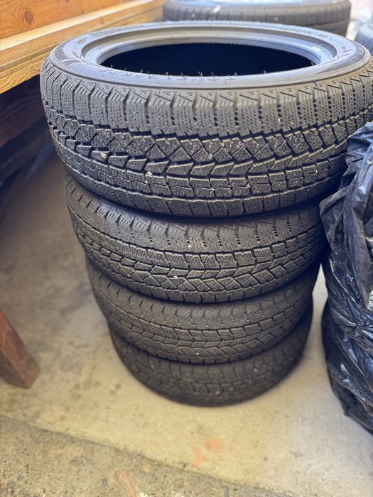 Продам шины зимние почти новые
