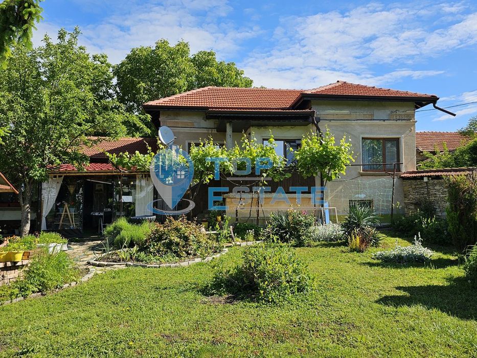 Имение с над 5 декара двор и две къщи в с. Паскалевец, област В. Търн