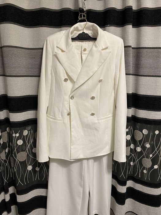 Продаётся стильный женский костюм белого цвета: пиджак и брюки.