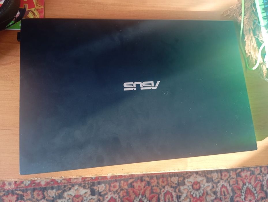 Ноутбук ASUS      .
