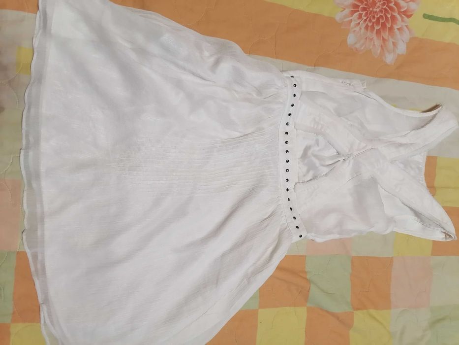 Бяла рокля на Guess