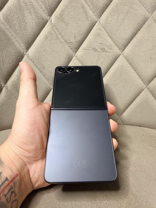 КАТО НОВ ! Samsung Galaxy Z Flip 7 ! Jet black