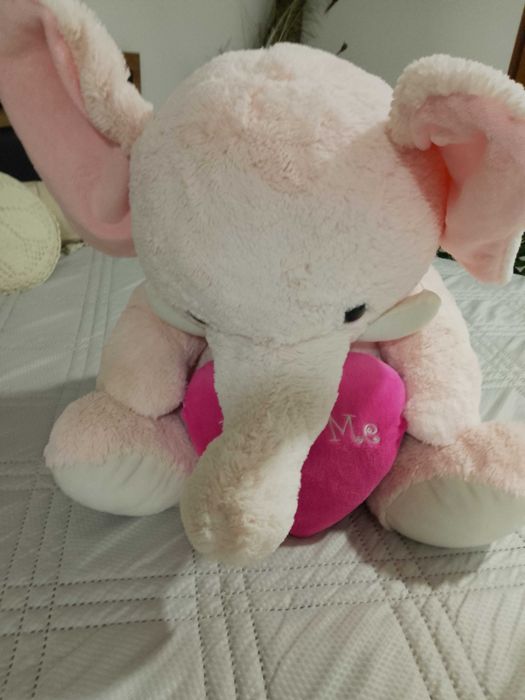 Голяма плюшена играчка