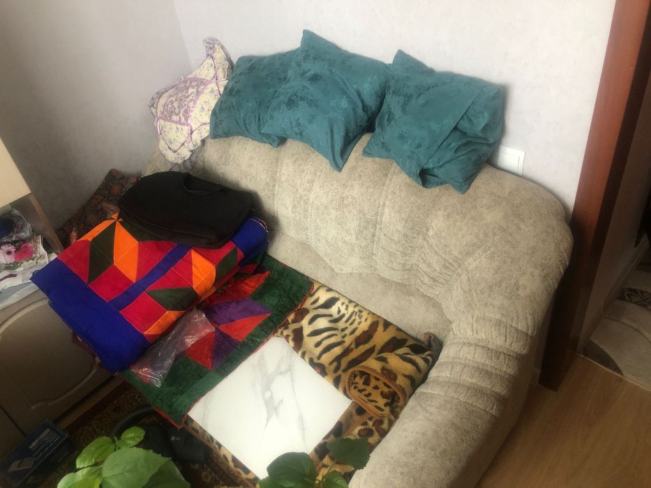 Диван цельный, раскладывается в кровать