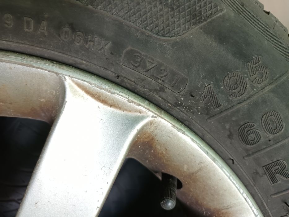Продавам 4 бр. алуминиеви джанти с 2 бр гуми от Toyota Avensis 2001 го