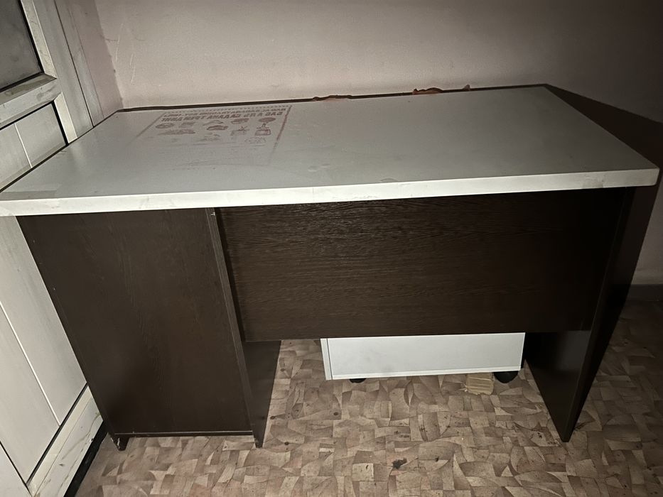 3 разных деревянных стола