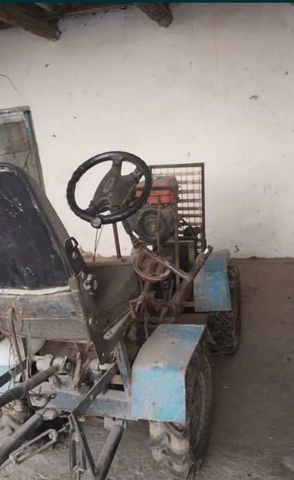 Mini traktor 4x4-ishchi xolatda