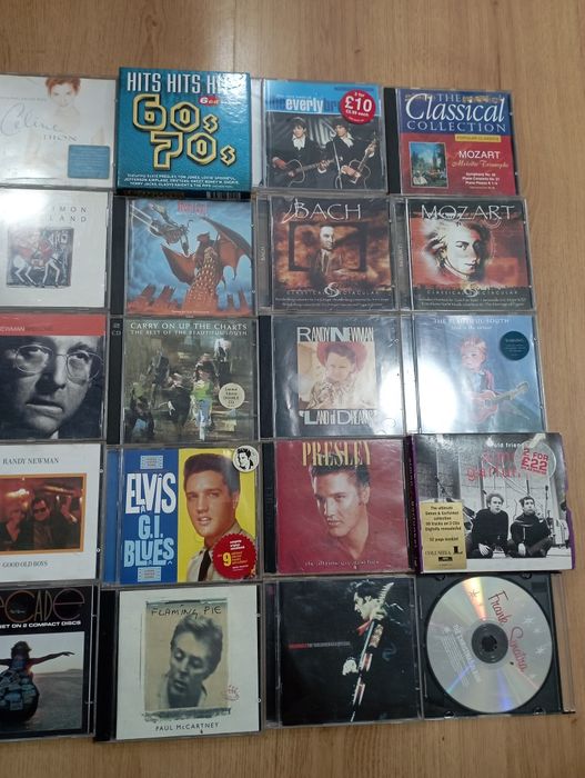 CD-та с музика, около 25-26 парчета