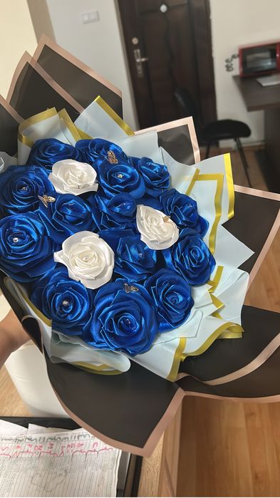 Realizez buchete de trandafiri din satin!