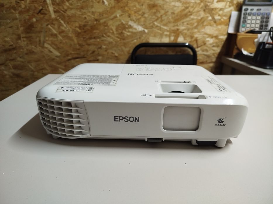 Epson EB x05 sotiladi holati yaxshi