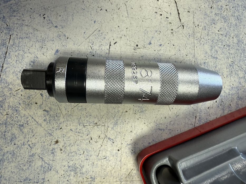 Ударна отверка Force с 4 накрaйника