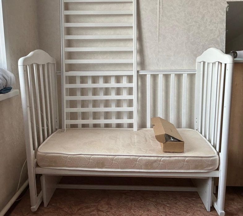 Детская кровать с маятником