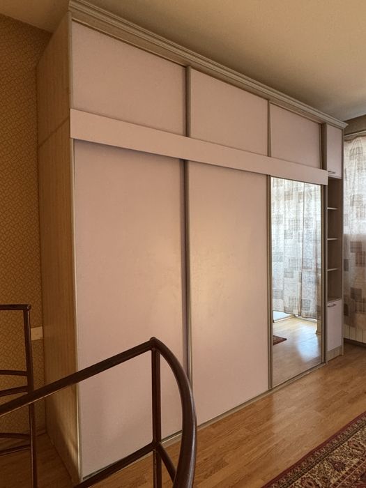 Продам шкаф и стол расчитанный на двоих людей