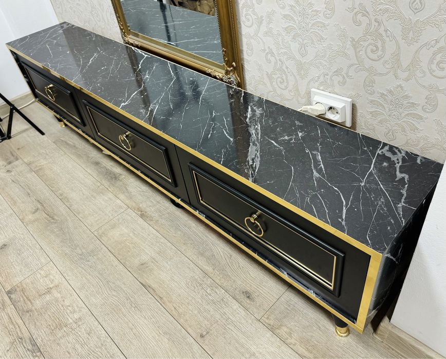 Comoda (negru, auriu)