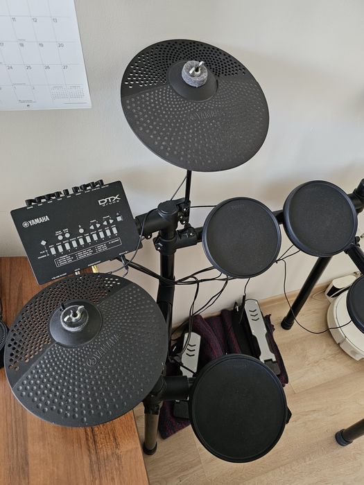 Yamaha DTX402K электронные барабаны.