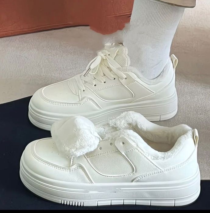 Кроссовки женские