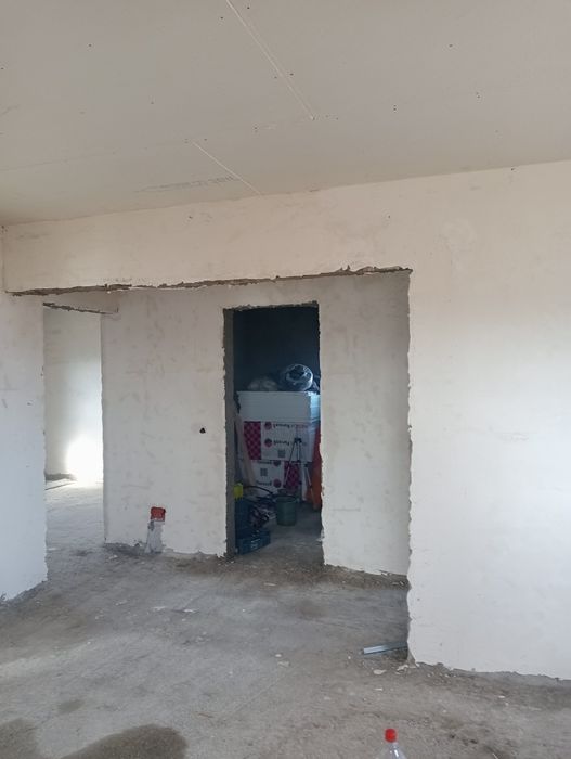 Casa la roșu de vânzare