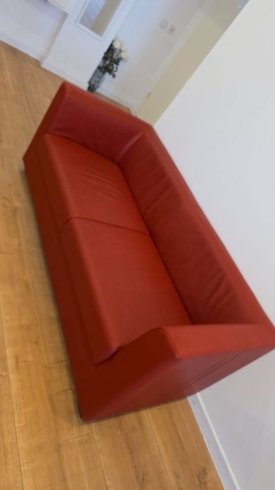 Canapea de piele rosie