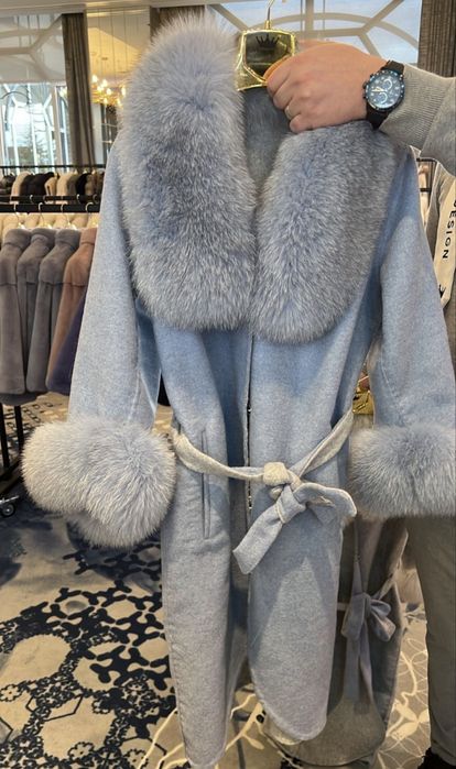 Palton deosebit din lana de alpaca cu guler de vulpe arctica