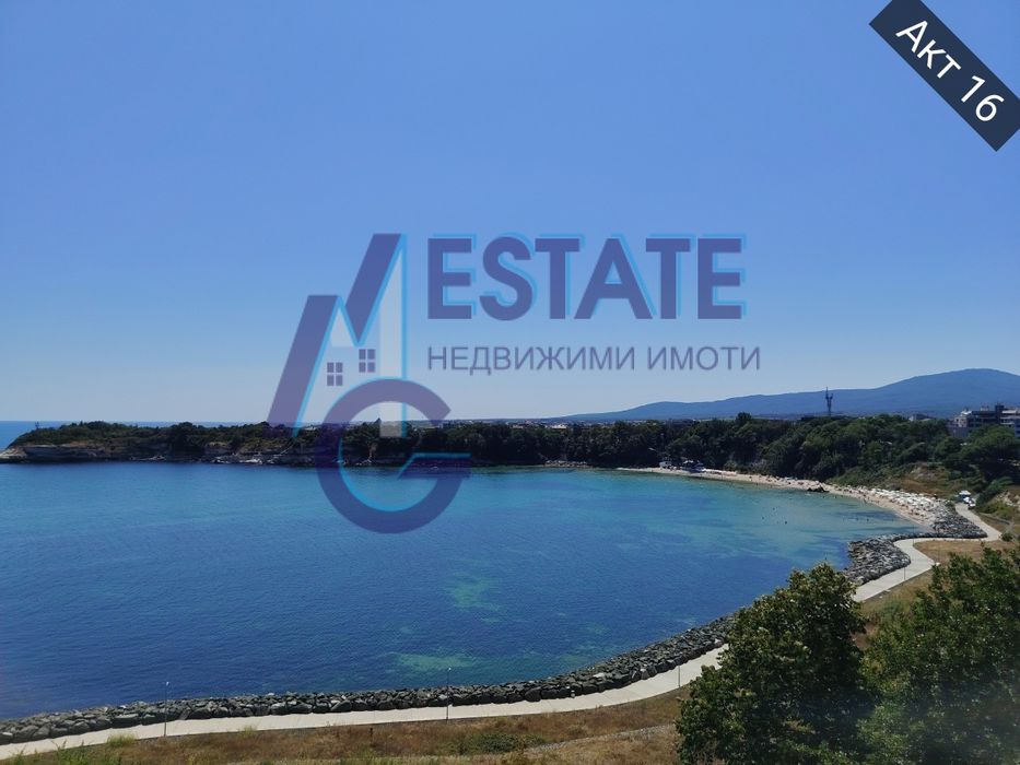 Фронтална гледка море. Първа линия море. Тристаен апартамент в гр.