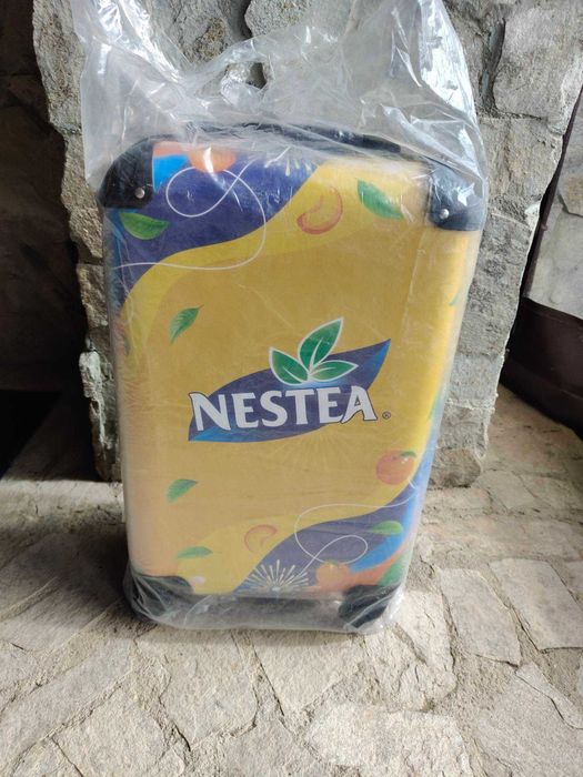 Куфар с логото на Pepsi и на NESTEA