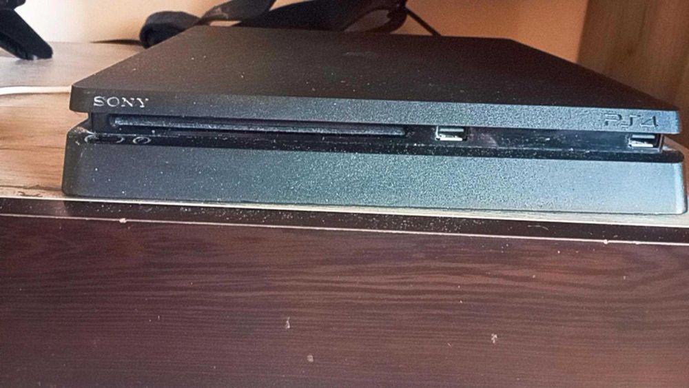 Продавам PS4 slim 1 tb с един джойстик