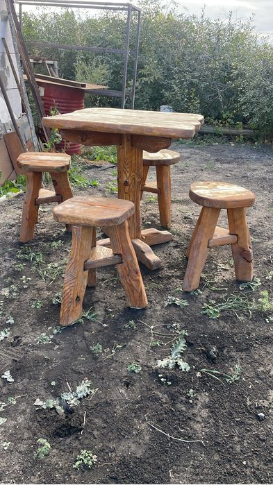 Продам Стол с табуретками.