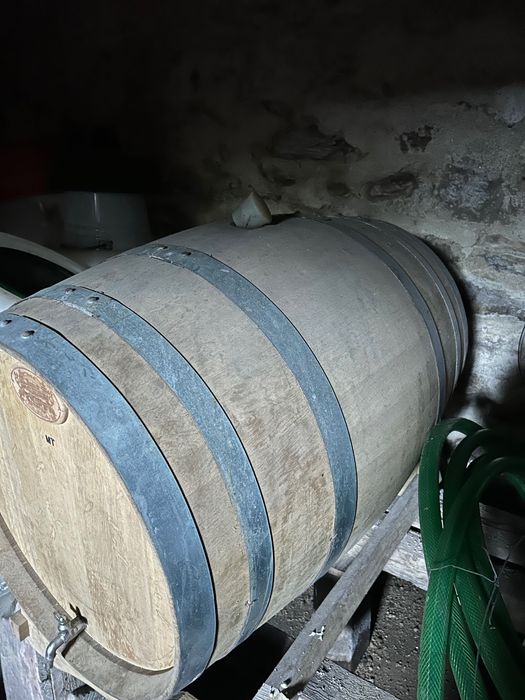 Продавам фирмено дъбово буре, 228л.  1 път пълнено. Бидони. Бутилки.