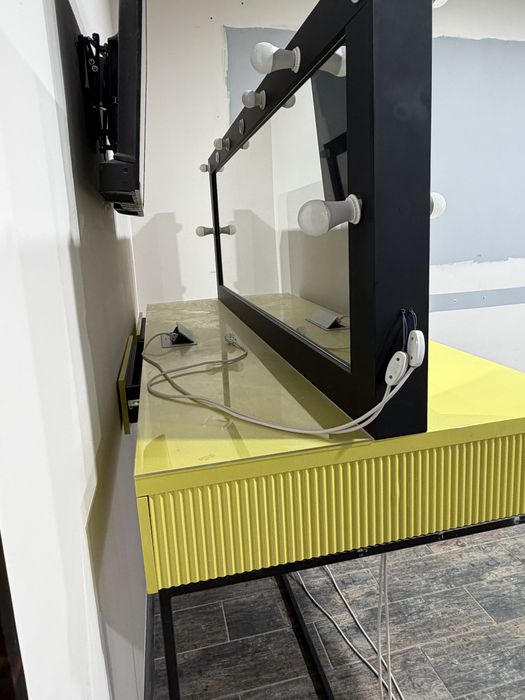 Стол для макияжа