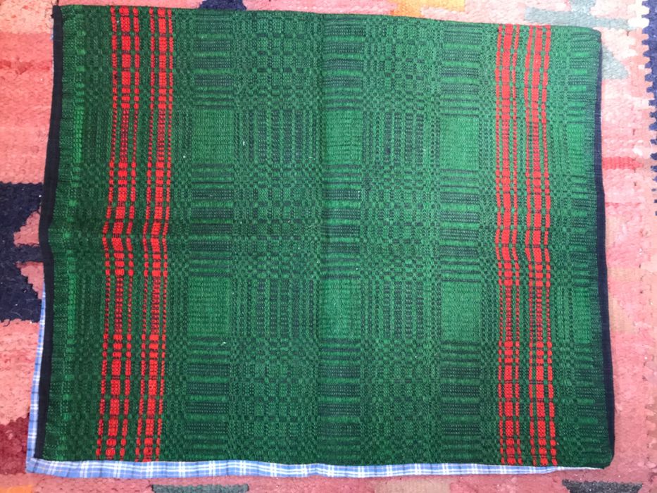 Бродирани и тъкани възглавници от стария сандък