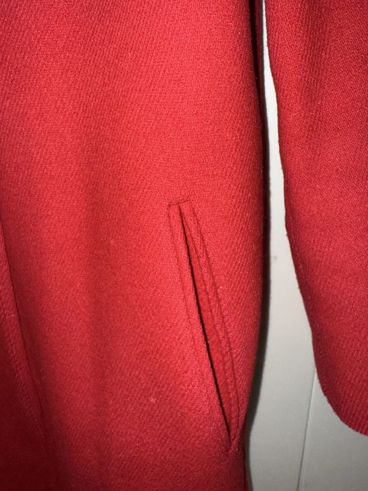 Късо червено палто.