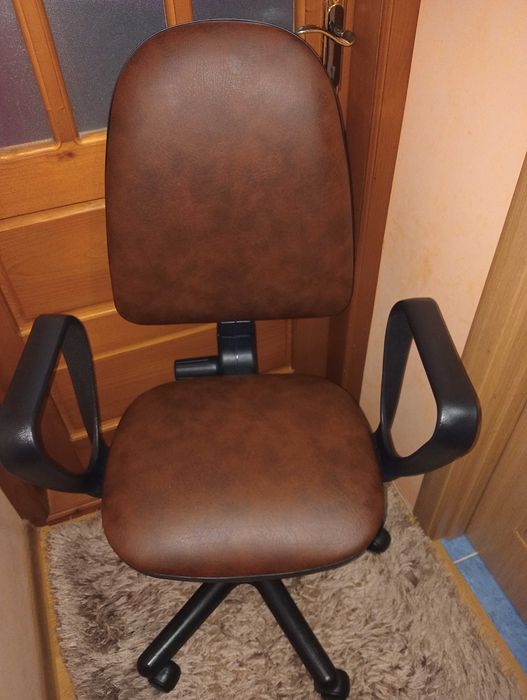Vând scaun de birou.