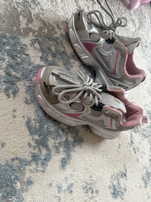 Кроссовки спортивные