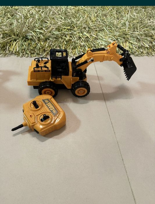 Excavator de jucărie cu telecomanda.