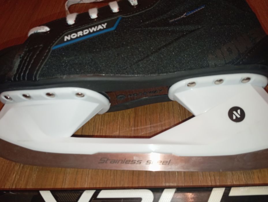 Коньки и клюшку продам