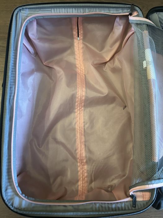 Чемодан М размер American Tourister
