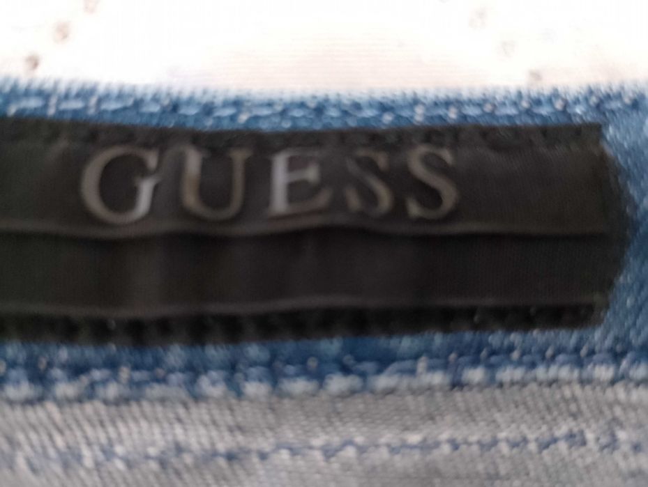 Елегантна дънкова пола на GUESS - в чудесно състояние, 12 евро.