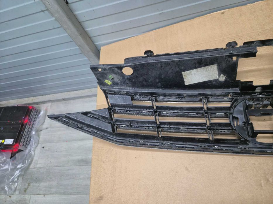 Grila radiator Vw Passat B8 An 2015 - 2019 Cod 3G0853651