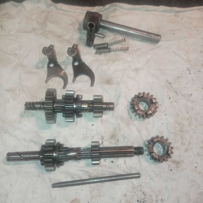 Продавам части за мотоциклет ЯВА 175 и 250 кубика. модел 57г.