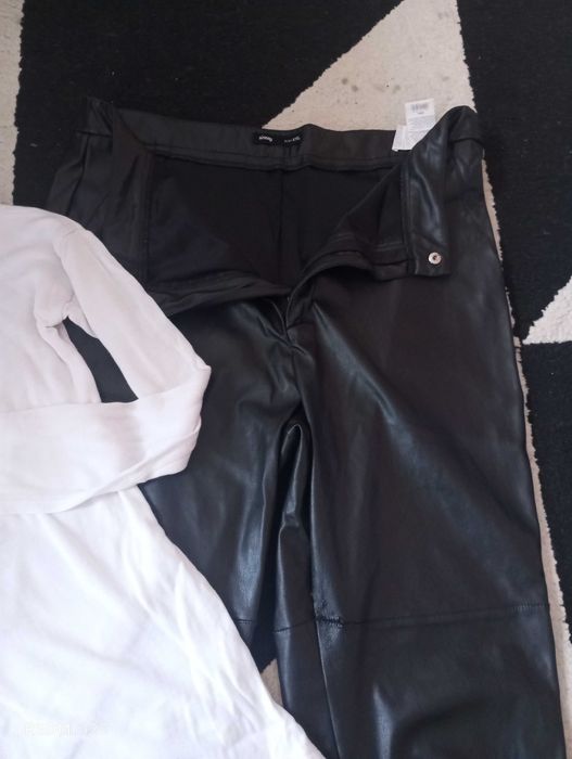 Актуален модел кожен панталон и актуална блузка туника.