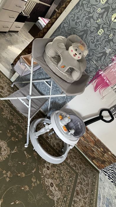 Продам коляску пеленальный стол ходунки