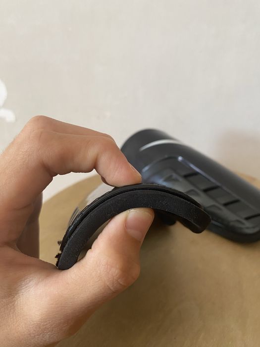 щитки футбольные